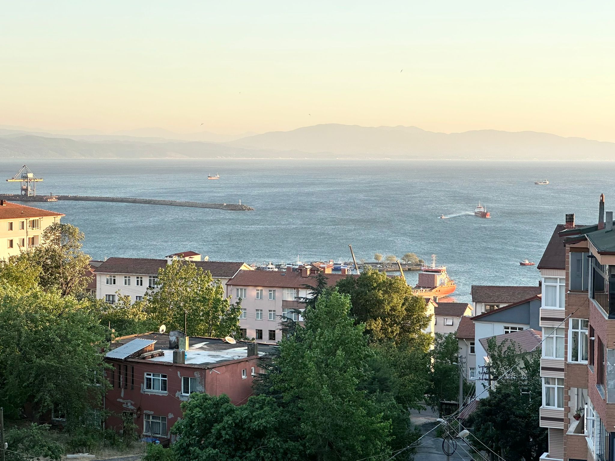 ÇARŞI EMLAK'TAN KADITARLASI MEVKİİ DENİZ MANZARALI SATILIK DAİRE